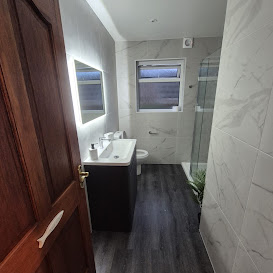Bathroom with marble-effect walls and dark flooring